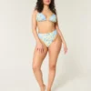 Fırfırlı Kenarlı Üçgen Bikini Üstü