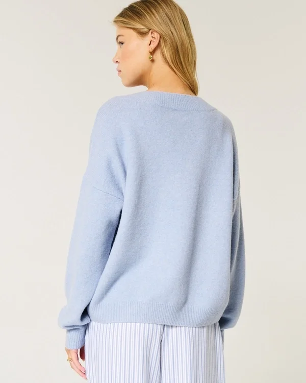 Hollister Comfy Cloud Oversized V-Neck Sweater Hollister Comfy Cloud Oversized V-Neck Sweater