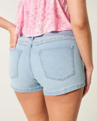 Kıvrımlı Düşük Bel Açık Renkli Çiçek İşlemeli Denim Şort