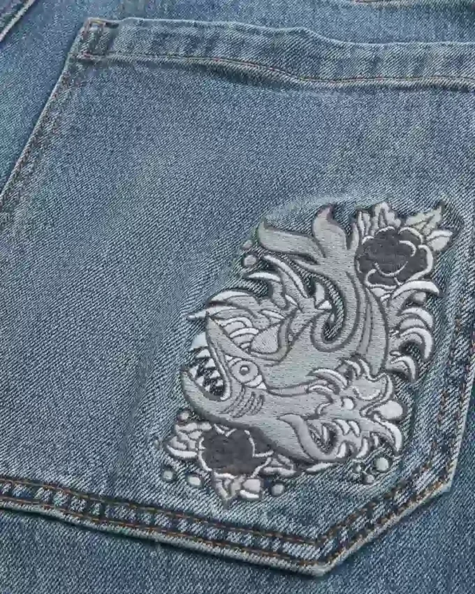 Orta Yıkama Nakışlı Köpekbalığı Desenli Skater Baggy Jeans