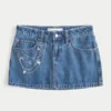 Orta Yıkama Nakışlı Zincir Denim Mini Etek