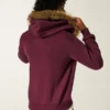 Suni Kürk Süslü Fermuarlı Logo Grafik Kapüşonlu Sweatshirt Suni Kürk Süslü Fermuarlı Logo Grafik Kapüşonlu Sweatshirt