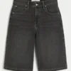 Yıkanmış Siyah Denim Yarım Pantolon Yıkanmış Siyah Denim Yarım Pantolon